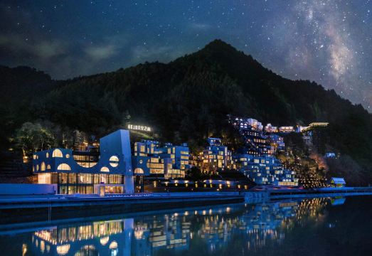 那云度假村悬崖上的天空之城外景图