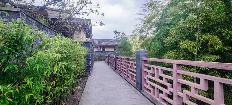 峨眉山观景温泉汤屋图片