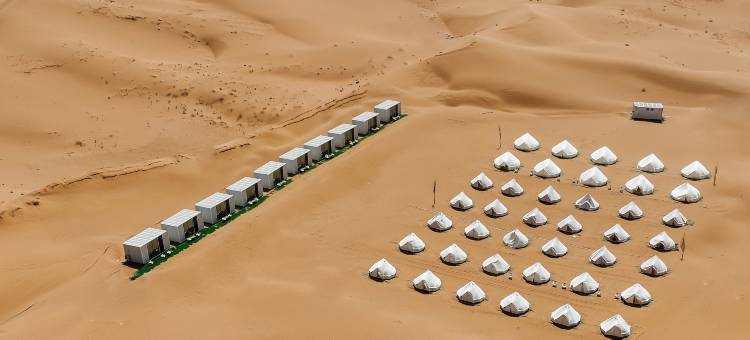 野奢天际全景沙漠露营地图片