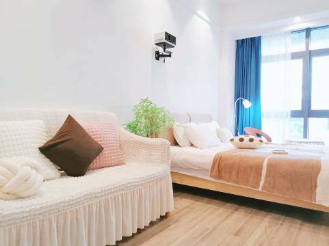 卿合民宿(衢州高铁站万达广场店)