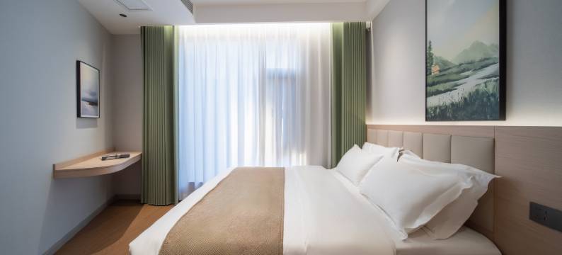 峰景逸湖温泉酒店(弥勒湖泉生态园店)图片