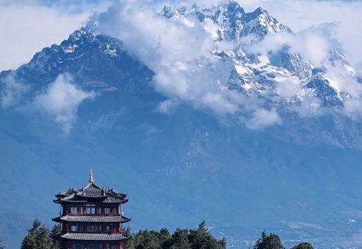 Bamboo Pavilion·Grace: A Panoramic Sky Garden Art Homestay with Ancient City and Snow Mountain Views over view