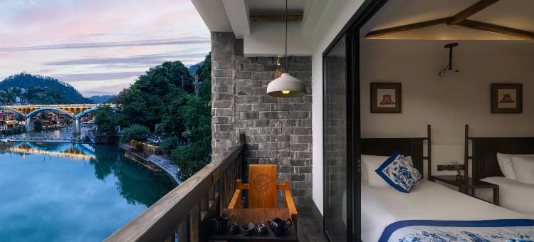 凤凰金水岸丨沱江180度夜景·苗绣艺术丨古城观景酒店图片