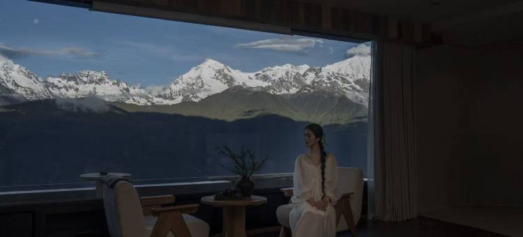 梅里空谷雪山图片