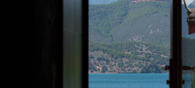 阅时·柴奢泸沽湖泳池私汤全湖景度假酒店(爱丽丝梦游仙境店)图片