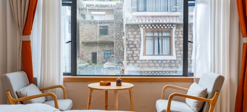 四姑娘山山与民宿图片