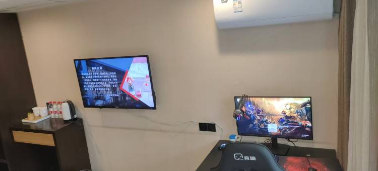 竞族电竞民宿(泸州高铁站西南商贸城店)图片