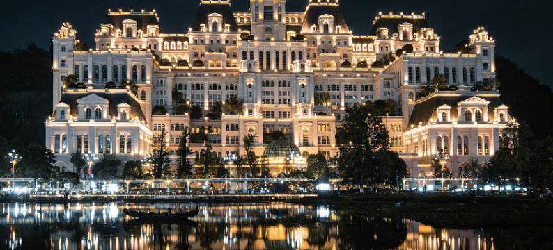 Shimmer·凯宾皇冠高空影音酒店(贵阳花果园购物中心店)图片