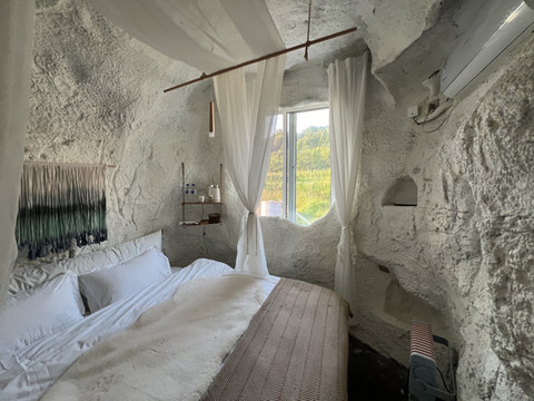 拾叶湖景山洞度假村