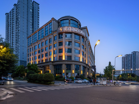 成都九天国际大酒店(成都南站三瓦窑地铁站店)