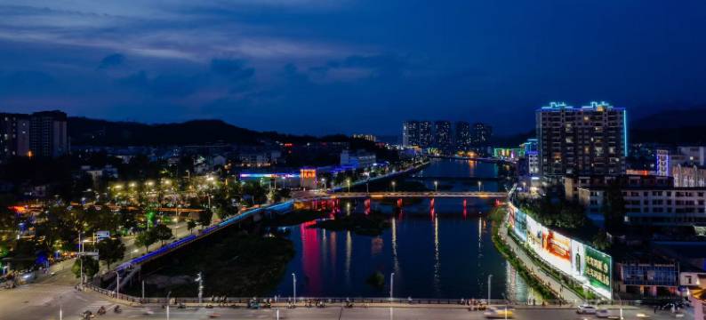 缤纷季节COLORFUL HOTEL商旅酒店(安庆岳西天鹅广场店)图片