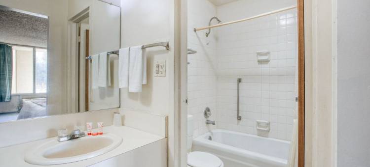 OYO旅行者旅馆，坦普尔顿弗吉尼亚(Travelers Inn by OYO, Templeton VA)图片