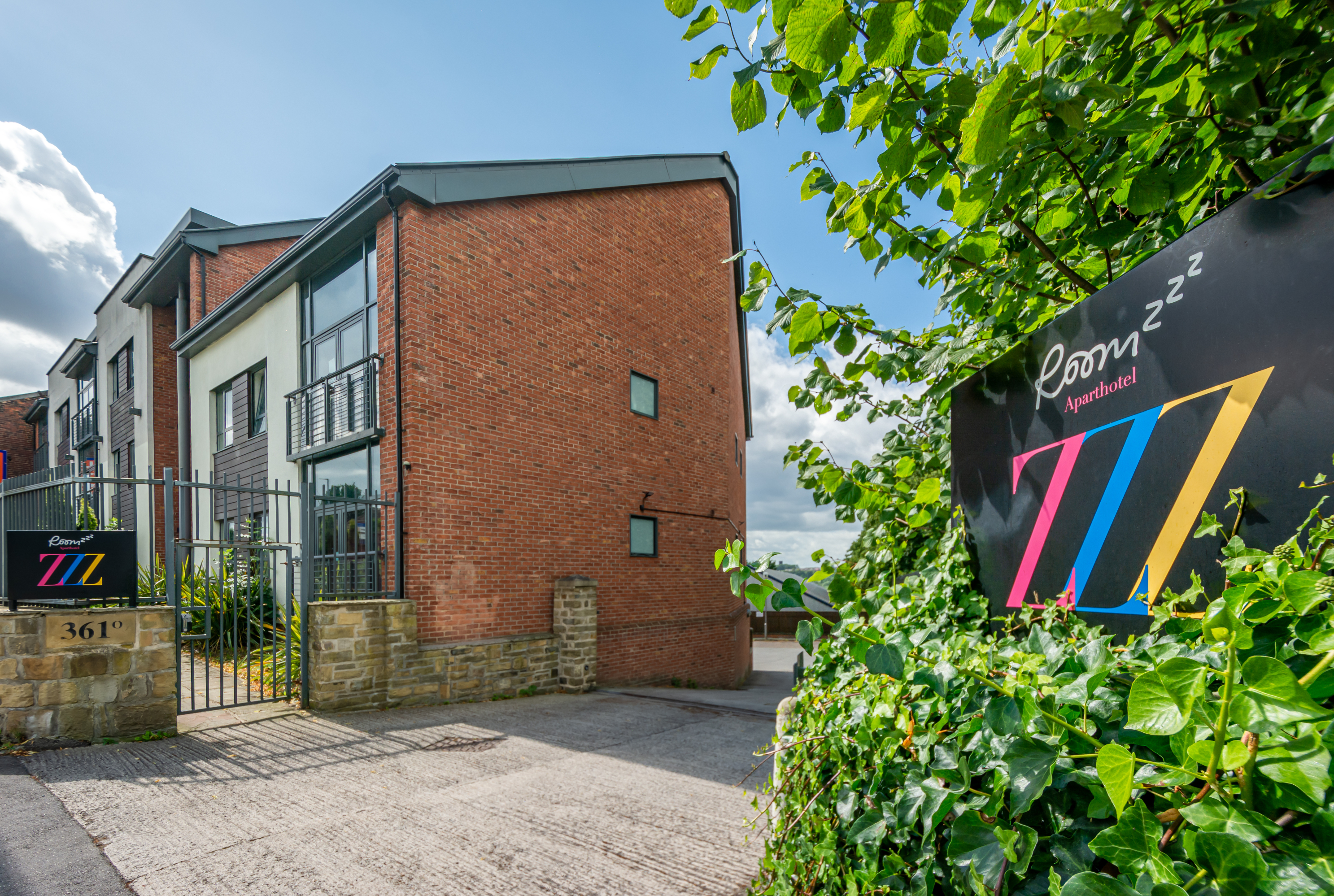 Roomzzz Leeds Headingley Over view