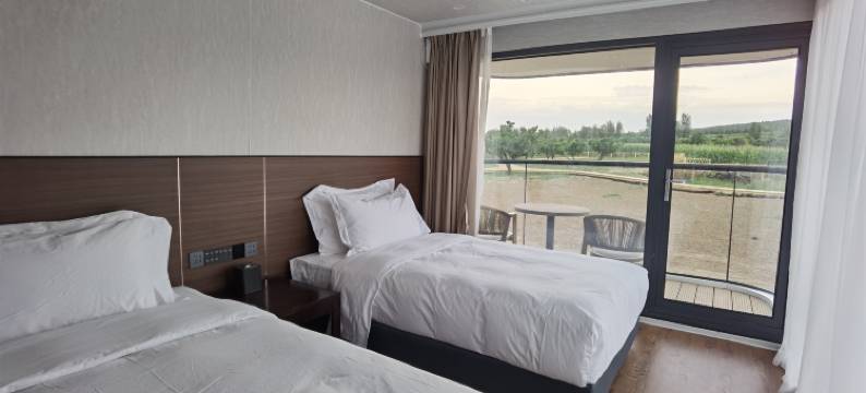 唐坊火山漫步太空舱宿营地图片