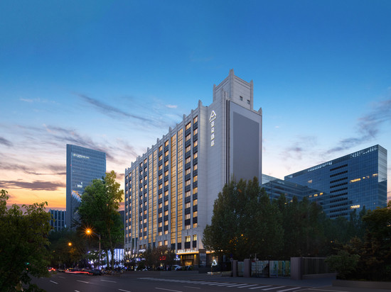 北京三里屯团结湖地铁站亚朵酒店