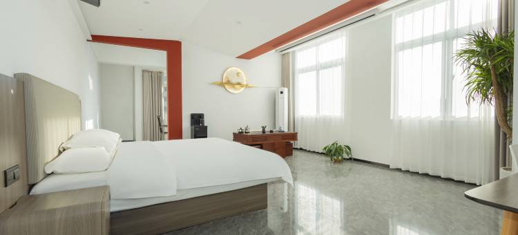 云畔影视酒店(安阳高铁东站站前广场迎宾公园店)图片