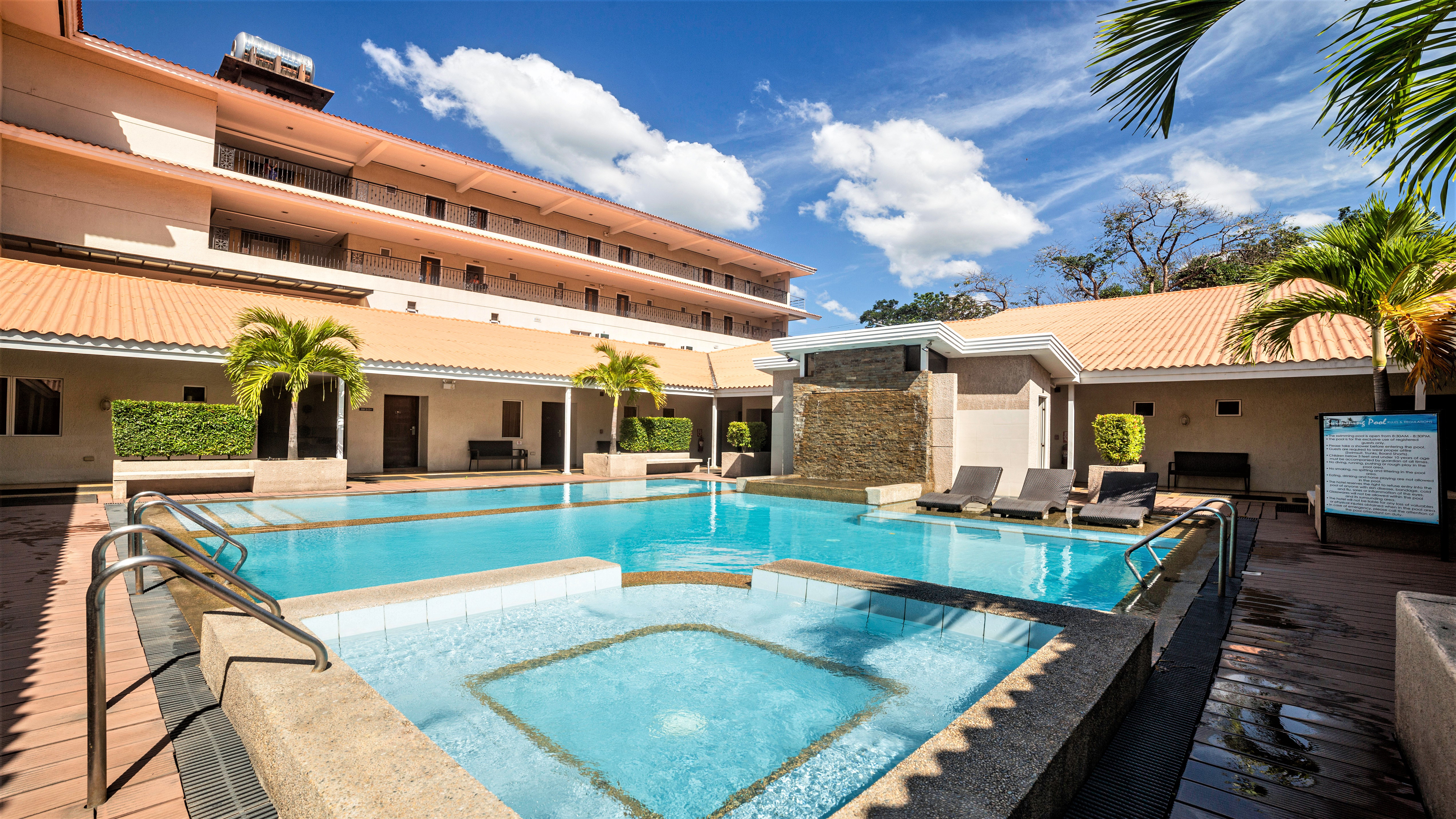 Court Meridian Hotel & Suites Over view