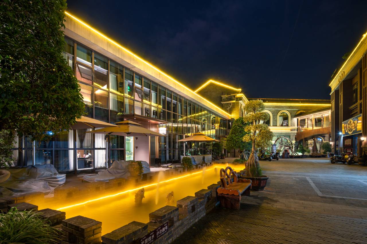 栖尘酒店(屏山县3A体育公园马湖公园店)图片