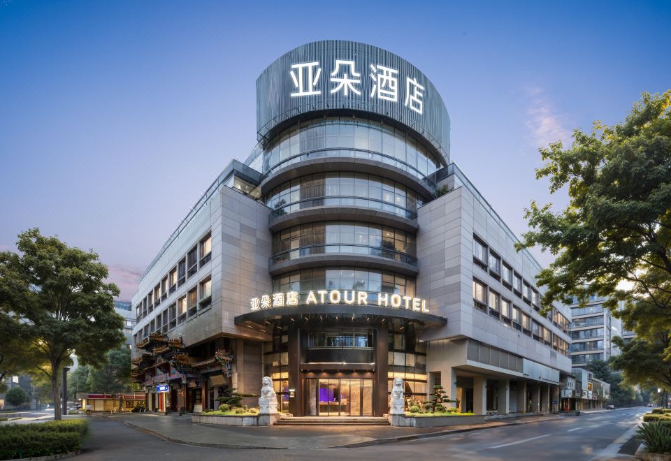 杭州西湖湖滨平海路亚朵酒店外景图