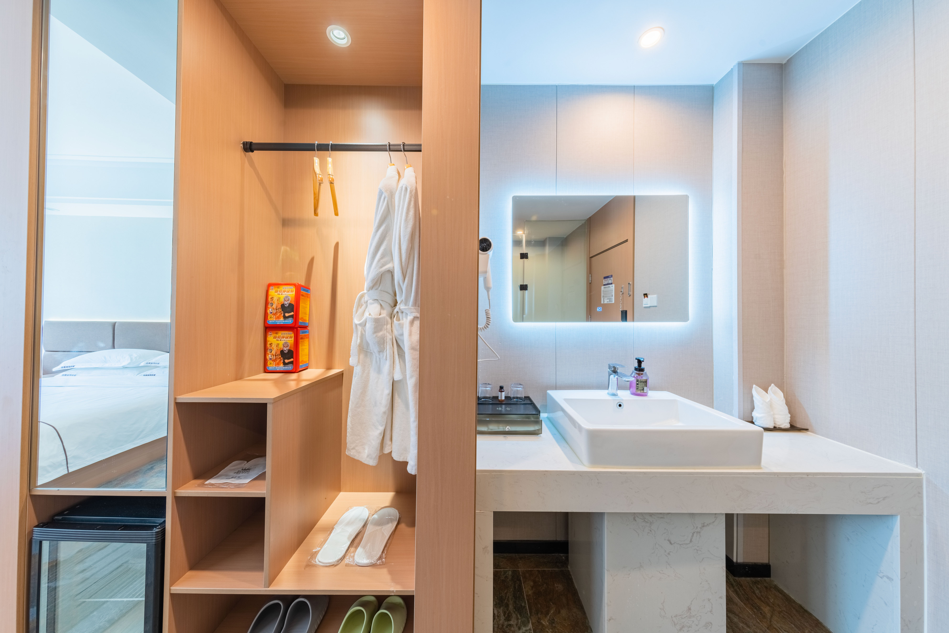 Jinghe Fashion Hotel Over view