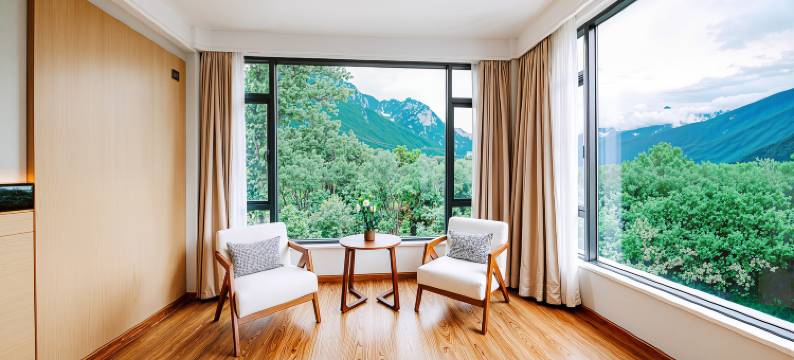 帕居白宫酒店(林芝波密318国道桃花沟店)图片