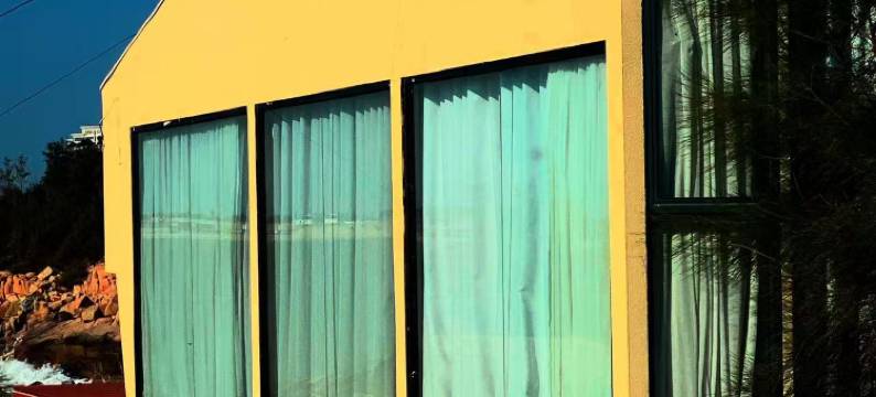 见山礁石悬崖观海民宿(月亮湾店)图片