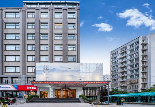 弘德人文酒店（河南机电职业学院华南城西地铁口站店）外景图