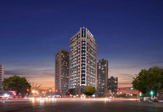 杭州萧山火车南站萧绍路亚朵酒店外景图