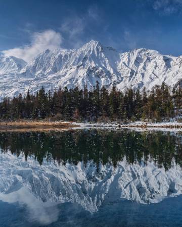 朗秋泊岸山居图片