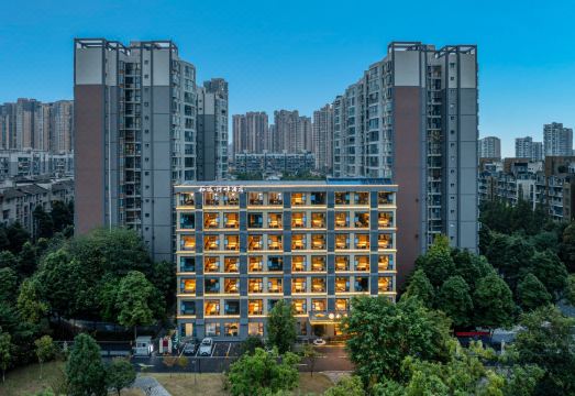 成都栖遇·河畔酒店（温江涌泉地铁站合生滙店）外景图
