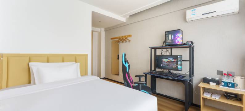 竞族电竞民宿(盘锦火车站店)图片