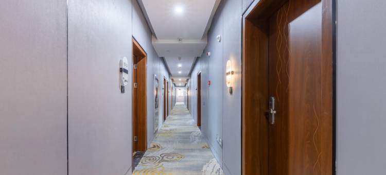 尖峰·柚电竞酒店(南昌财大双港地铁站店)图片