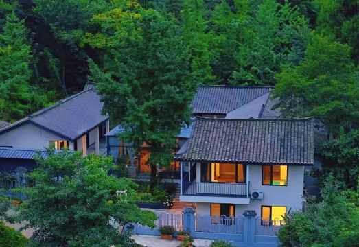 莲上青城外景图