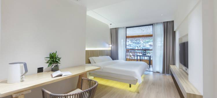 景宿梦澜·云裳180°全景智能江景美宿(凤凰古城景区沱江店)图片