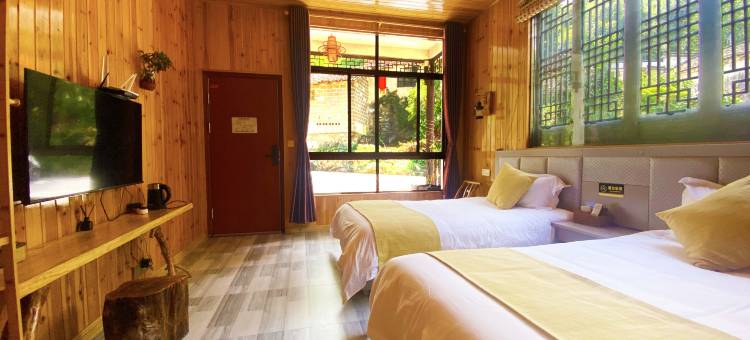 古树旁客栈图片