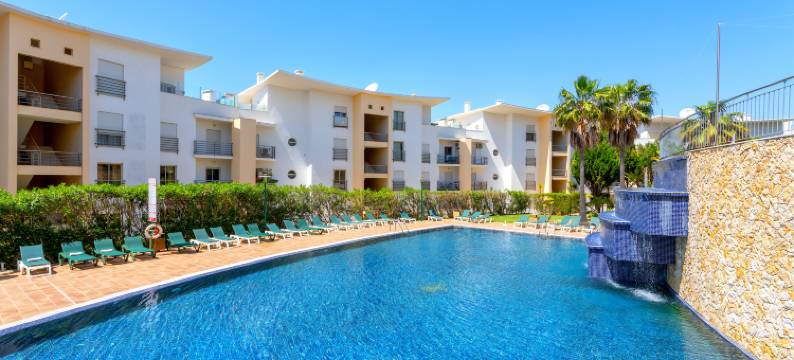 海景公寓，设有 3 个宽敞的露台、2 个游泳池和网球场(BnB Homes Ocean View Apartment with 3 Spacious Terraces, 2 Swimming Pools & Tennis Court)图片