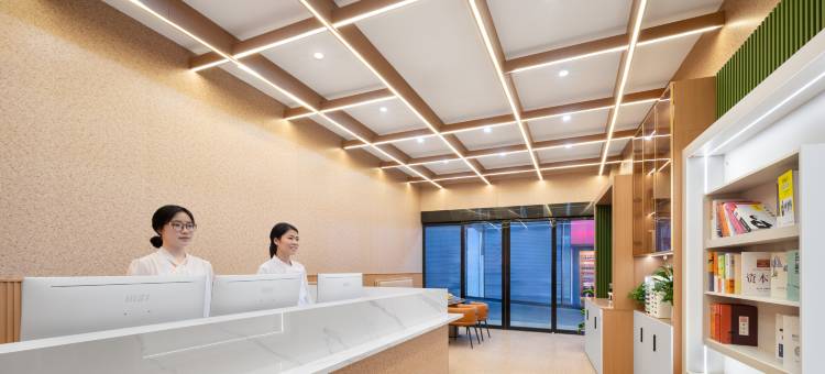 铂悦水晶酒店(余干琵琶湖景区米兰街店)图片