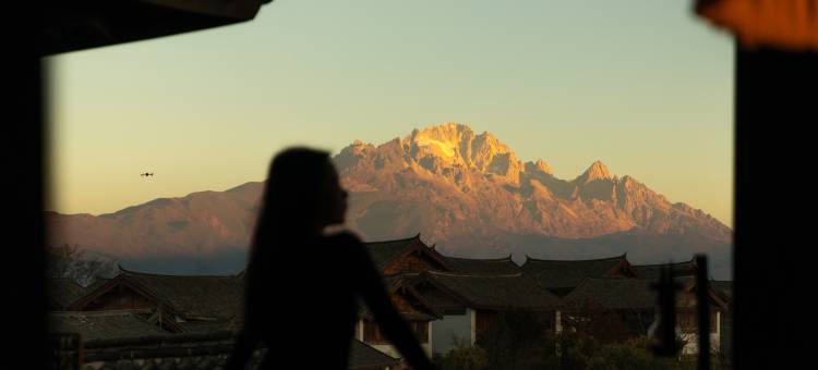 云享山|日照金山·古城全景咖宿(丽江古城狮子山店)图片
