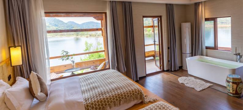 普者黑水月山270度悬空露台C位湖景美宿图片