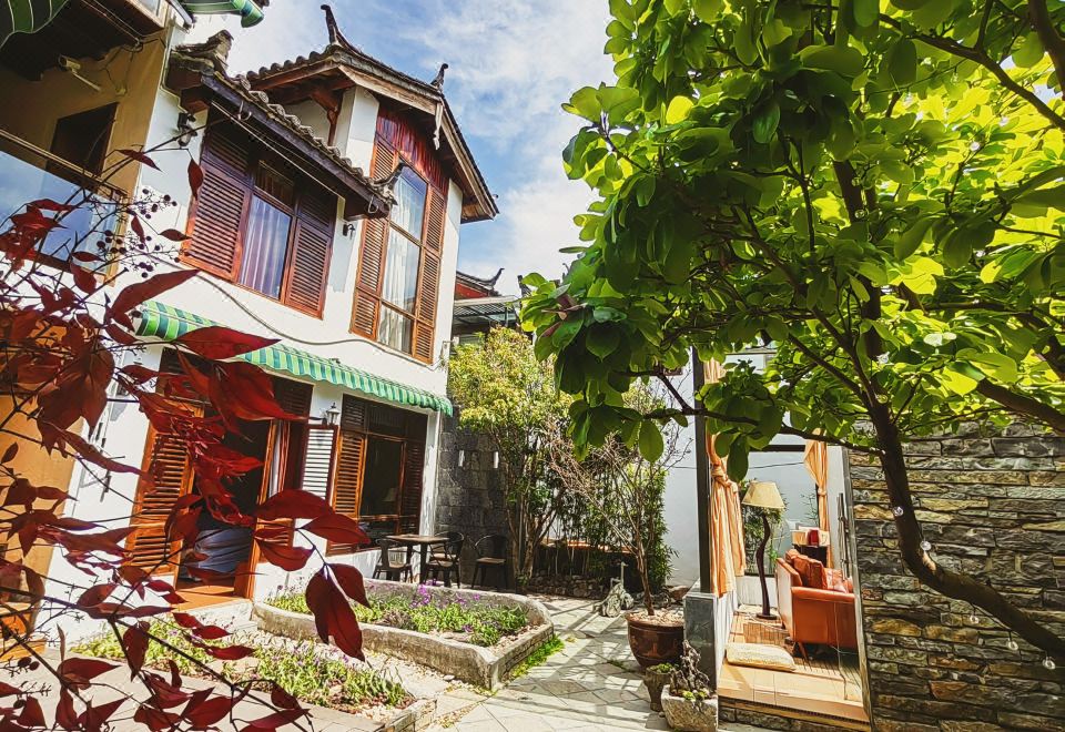 丽江束河鹿野苑外景图