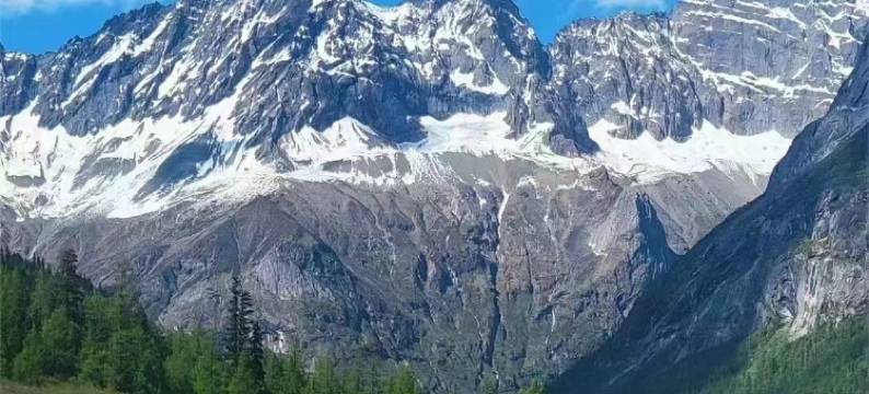 溪畔汤泉度假酒店(毕棚沟景区理小路店)图片