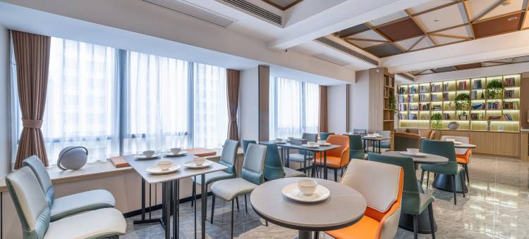 辰亚·臻舍高空城景酒店(湖南金融中心茶子山地铁站店)图片