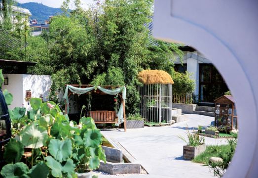 Big House Hot Spring Courtyard HotelHotel Overview