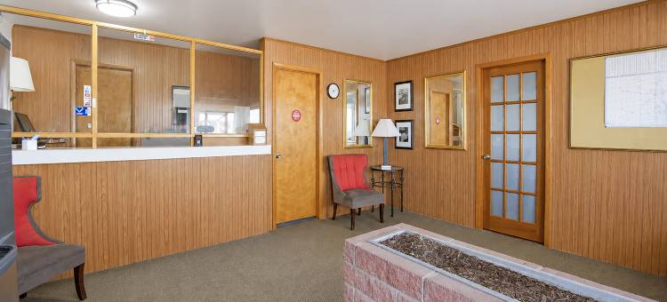 First Inn by OYO Quinter Hwy 70图片