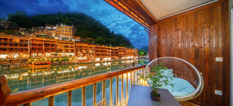 凤凰山前月下江景民宿图片