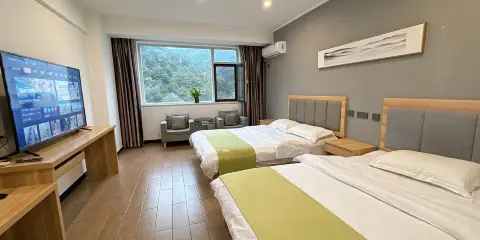 愛渡自助民宿(承德火車站僧冠峯景區店)