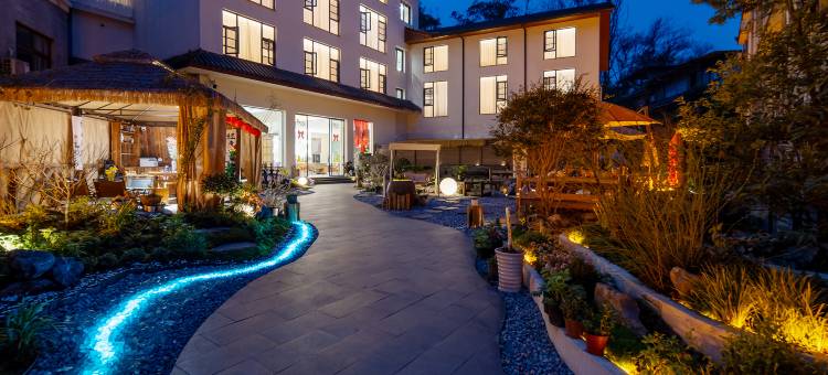 云此间私汤民宿(峨眉山报国寺景区店)图片