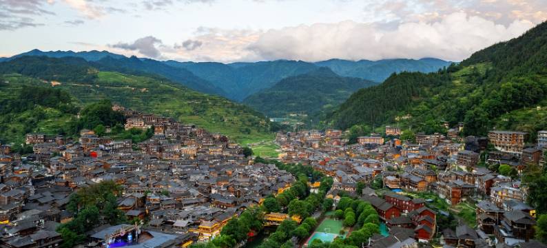 抱月楼·C位景观度假美宿(西江千户苗寨观景台店)图片