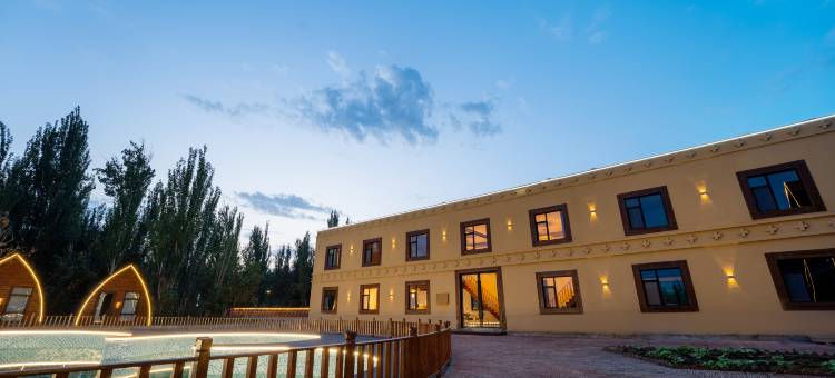 焰火小镇|Firevale·待花谷泳池度假庄园(葡萄沟风景区店)图片