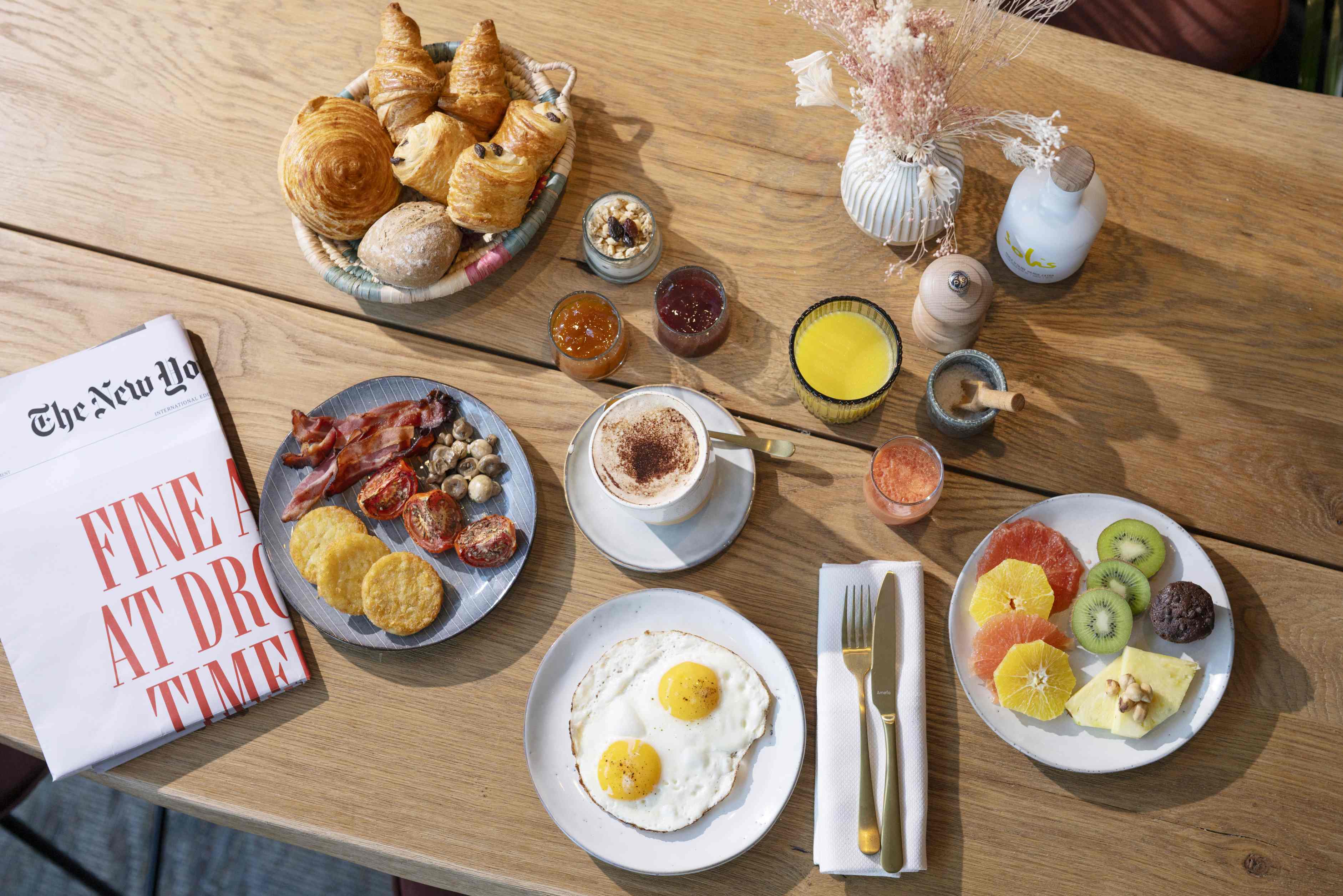 Renaissance Paris Arc de Triomphe Hotel Over view